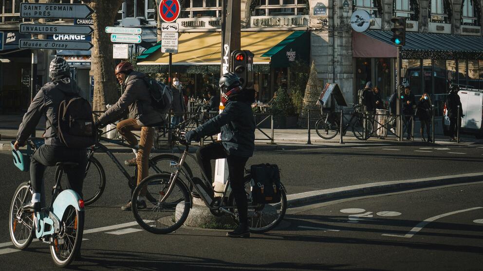 Cyclistes à un feu rouge à Paris