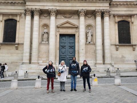Quatre personnes dans la rue avec des capteurs